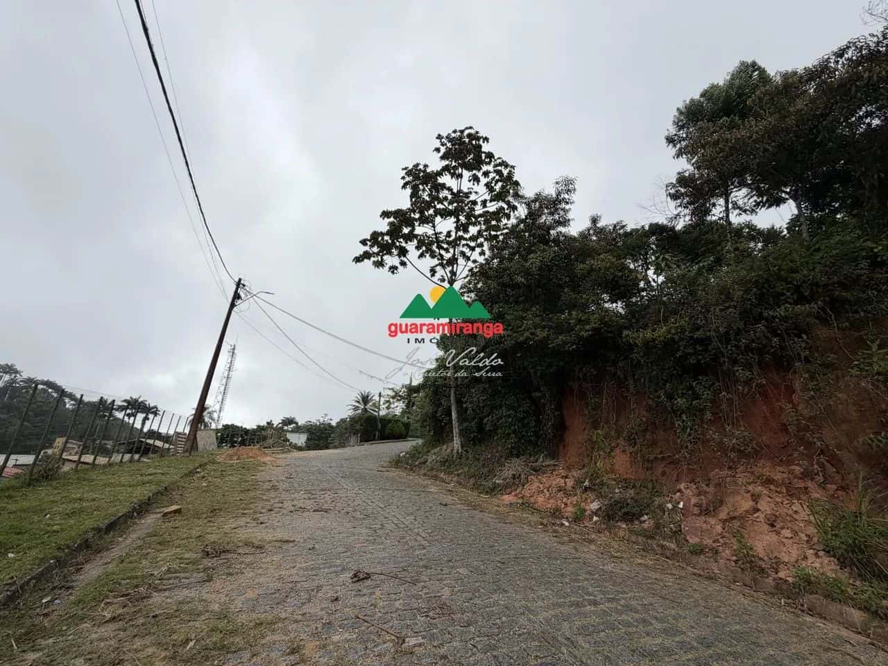 Terreno de 418,72m², ideal para a construção de uma pousada ou hotel, apenas 300 - Image 1